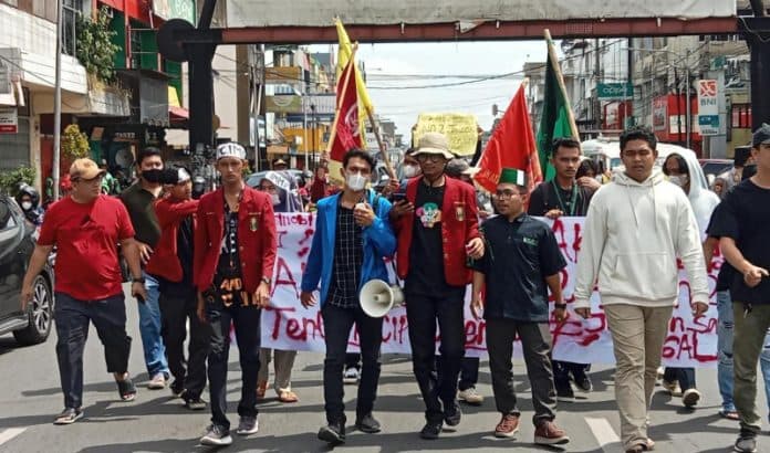 aksi_tolak_perppu_cipta_kerja_aliansi_mahasiswa_geruduk_kantor_dprd_siantar