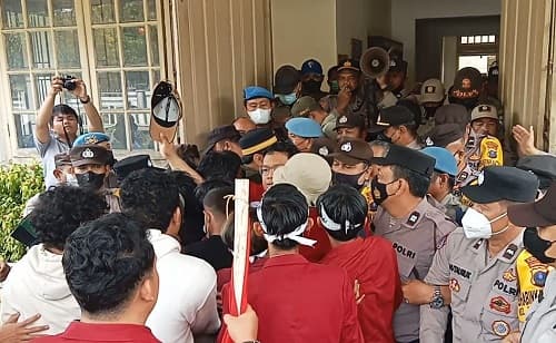aksi_tolak_perppu_cipta_kerja_nyaris_ricuh_kasat_intel_polres_siantar_terjepit