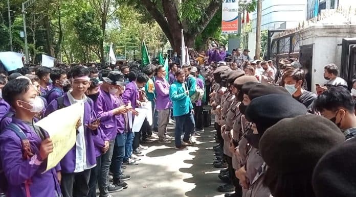 aksi_tolak_tiga_periode_jokowi_berjalan_kondusif_di_medan