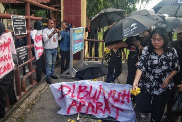 aktivis_dan_kkj_sumut_gelar_kamisan_di_poldasu
