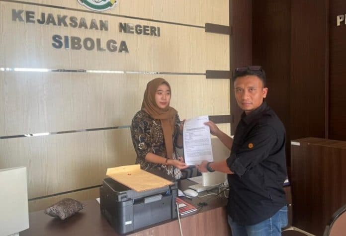 aktivis_pemuda_laporkan_dugaan_korupsi_dana_desa_di_tapteng