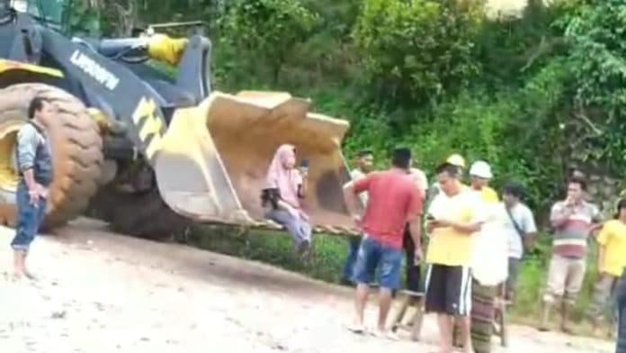 aktivitas_alat_berat_dan_truk_ancam_keselamatan_akses_jalan_menuju_lokasi_tambang_di_dairi_diblokir_warga