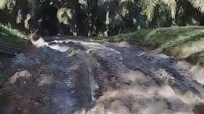 aktivitas_galian_sirtu_di_sungai_bah_bolon_sergai_diduga_picu_jalan_desa_naga_kesiangan_rusak