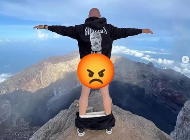 alamak_bule_bule_nakal_berani_telanjang_di_gunung_agung_bali
