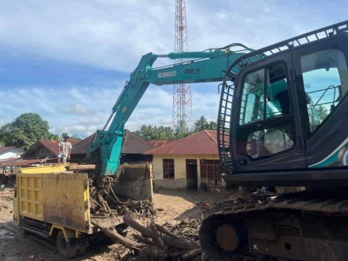 alat_berat_dikerahkan_untuk_pulihkan_dampak_banjir_bandang_di_kota_tua