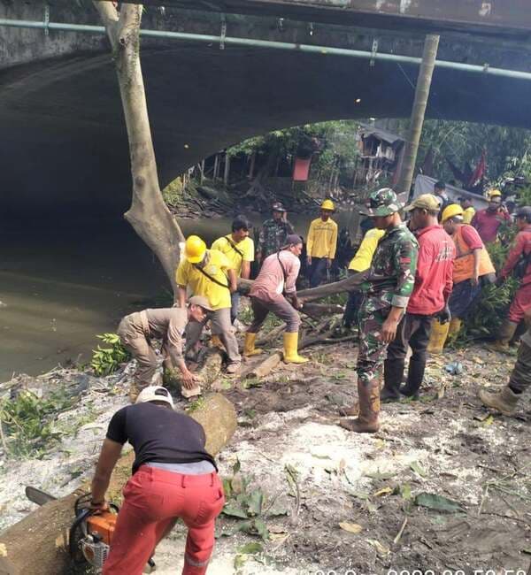 alat_berat_tak_bisa_masuk_normalisasi_jembatan_palang_merah_dilakukan_secara_manual
