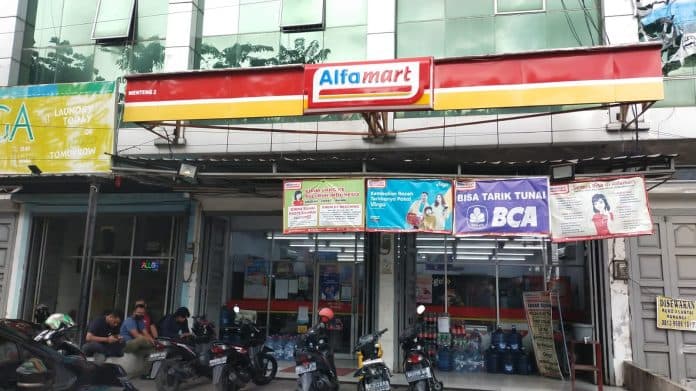 alfamart_di_jalan_menteng_7_medan_disatroni_perampok