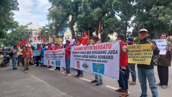 aliansi_betor_bersatu_geruduk_kantor_pertamina_sumbagut_tuntut_turunkan_harga_bbm
