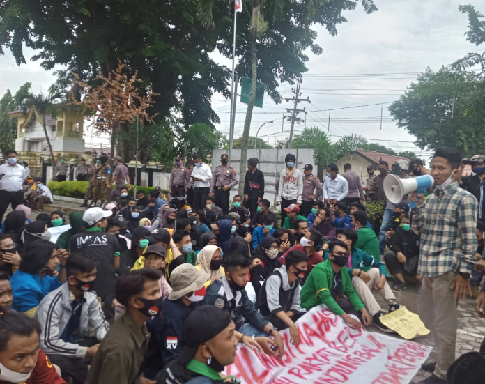 aliansi_mahasiswa_dan_buruh_aksi_damai_di_dprd_tajungbalai