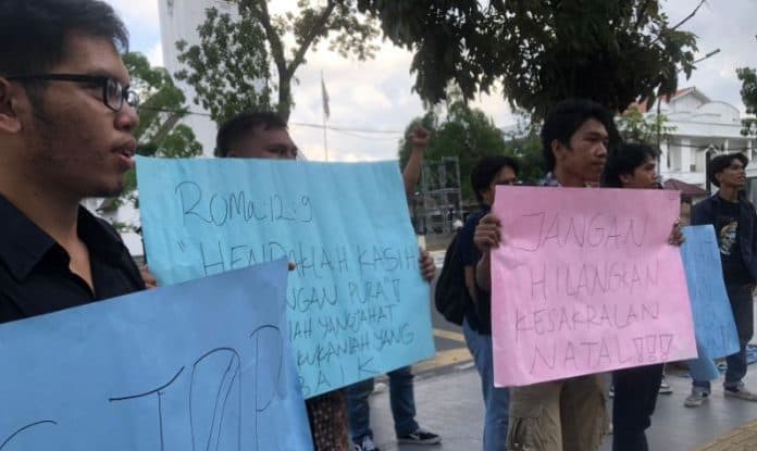 aliansi_mahasiswa_geruduk_kantor_gubernur_desak_panitia_natal_oikumene_batalkan_bagi_bagi_sembako
