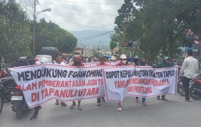 aliansi_masyarakat_taput_demo_kantor_bupati_kodim_dan_polres_desak_judi_togel_ditutup
