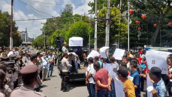 aliansi_masyarakat_unjuk_rasa_desak_dprd_berhentikan_wali_kota_siantar