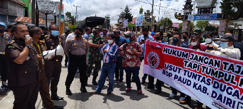 aliansi_warga_demo_kejari_dairi_minta_usut_tuntas_dugaan_korupsi_bop_paud_rp54_m