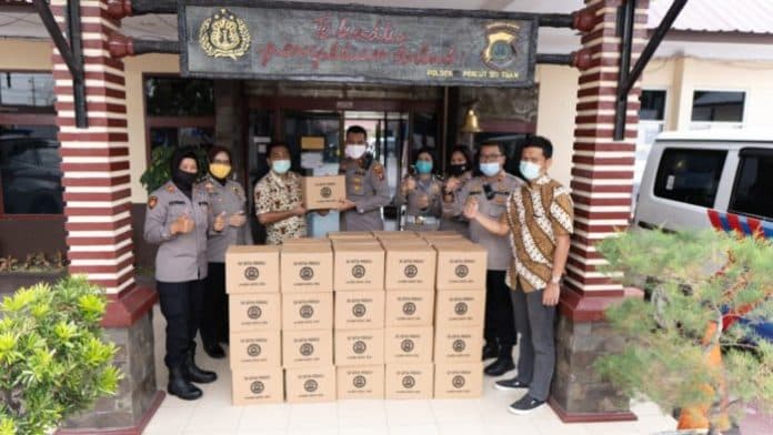alumni_akpol_2006_poldasu_bagikan_sembako_pada_warga_terdampak_covid_19