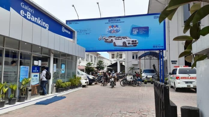 ambil_uang_dari_mesin_atm_bri_siantar_seorang_pria_diteriaki_rampok