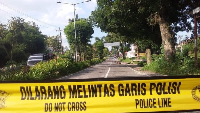 amblas_10_meter_jalan_sisingamangaraja_dipasangi_garis_polisi