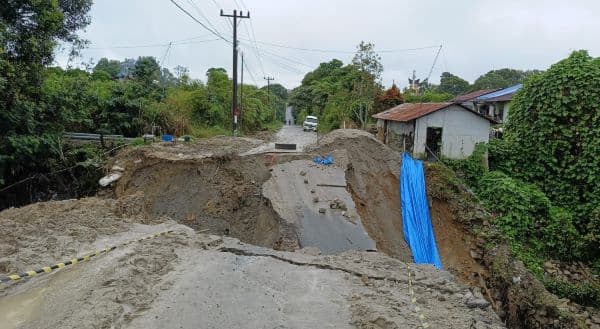 amblas_15_meter_jalan_penghubung_sumbul_parbuluan_tak_bisa_dilalui
