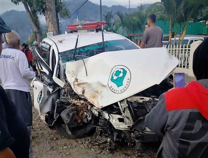 ambulance_milik_pemko_padangsidimpuan_laka_lantas_2_orang_tewas