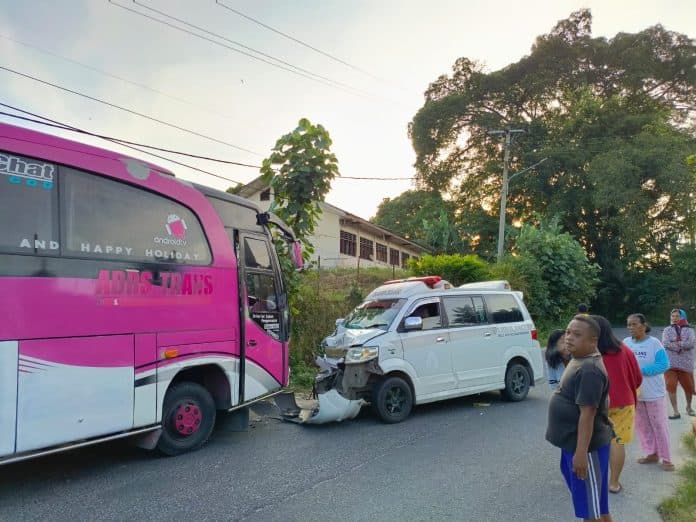 ambulance_pemkab_samosir_tabrak_bus_pariwisata_di_jalan_sidamanik