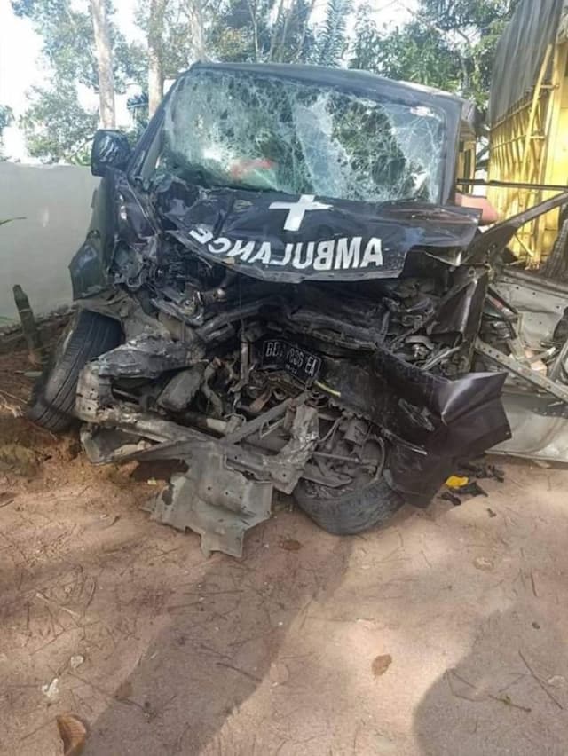 ambulance_vs_truk_laga_kambing_mengharukan_cucu_dan_nenek_yang_sakit_meninggal_bersama