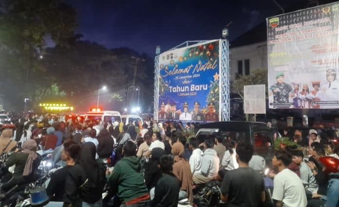 ambulans_ikut_terjebak_macet_saat_perayaan_malam_tahun_baru_di_siantar
