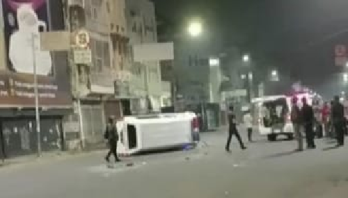 ambulans_terbalik_dan_terseret_ditabrak_minibus_sopir_dan_penumpang_terluka