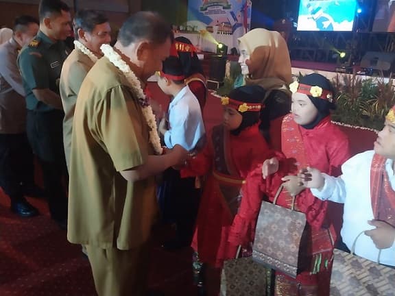 anak_berkebutuhan_khusus_tampilkan_tarian_tortor_di_gebyar_pendidikan_deli_serdang