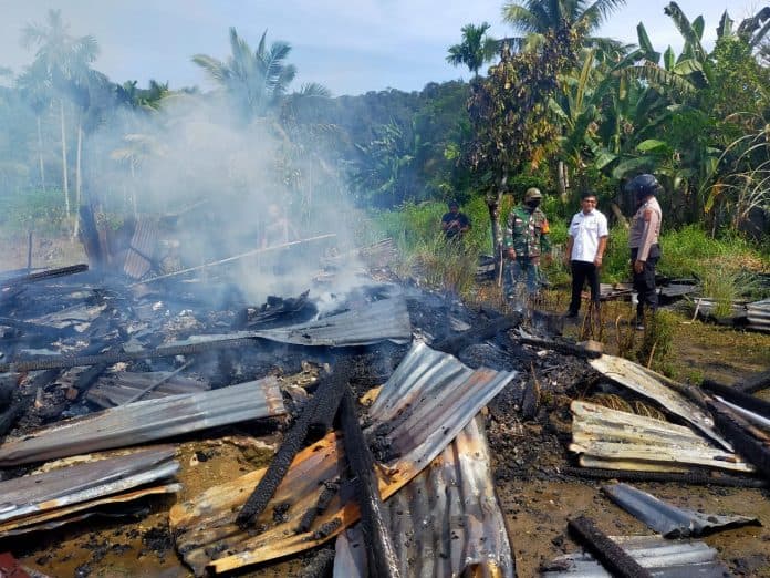 anak_bermain_mancis_2_rumah_hangus_terbakar_di_taput