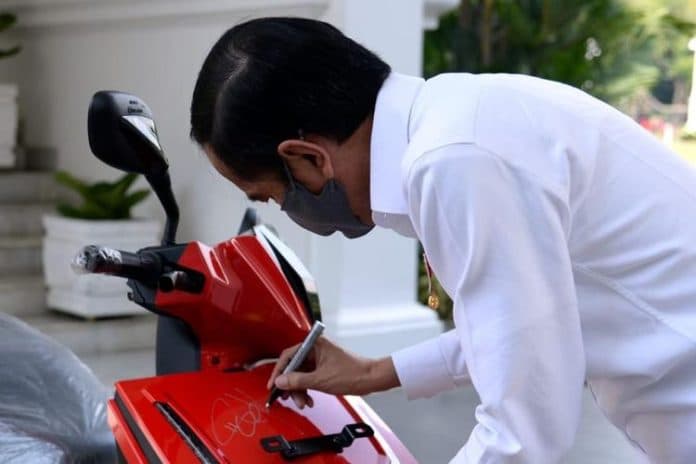 anak_hary_tanoe_pemenang_lelang_motor_listrik_jokowi_rp255_m