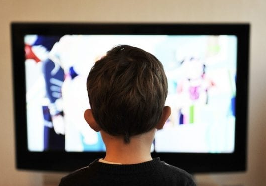 anak_menonton_tv_dengan_banyak_iklan_memicu_stres_orangtua_ini_penjelasannya