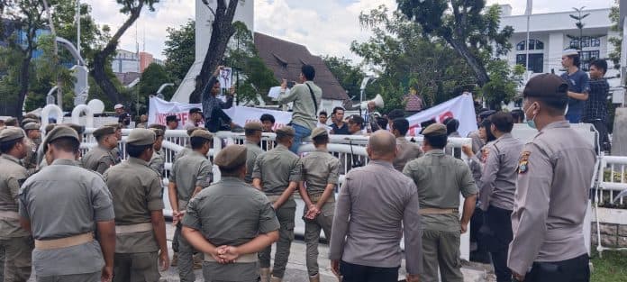 anak_tni_diduga_korban_malpraktik_dokter_rsu_bina_kasih_puluhan_warga_unjuk_rasa