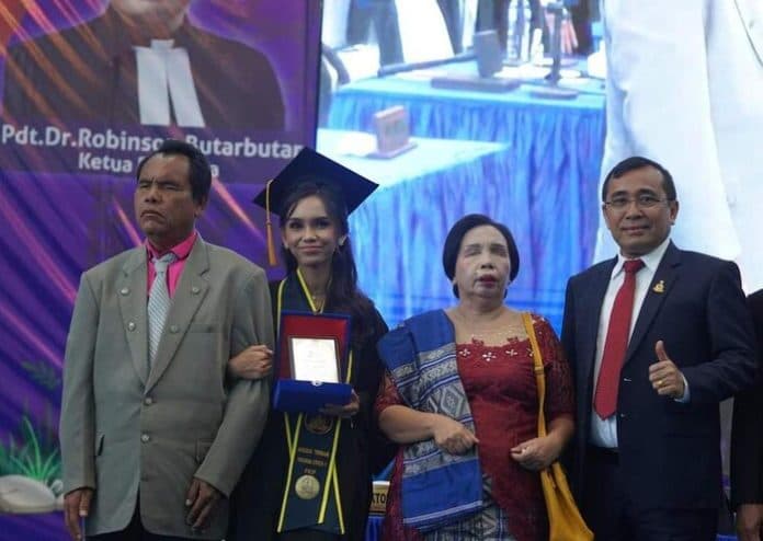 anak_tuna_netra_raih_cumlaude_di_uhkbp_nommensen