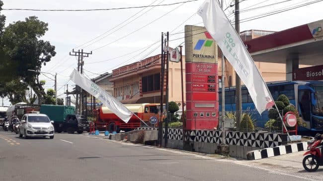 aneh_pasokan_tak_berkurang_antrian_kendaraan_memanjang_di_spbu_siantar