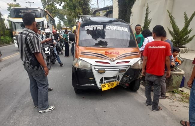 angdes_ngebut_dan_gagal_nyalip_tabrak_sesama_angdes_di_jalan_medan