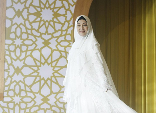 angelina_sondakh_jadi_model_baju_syari_usai_bebas_dari_penjara