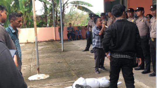 anggota_bpd_di_kabupaten_paluta_nyaleg_puluhan_mahasiswa_geruduk_kantor_bawaslu