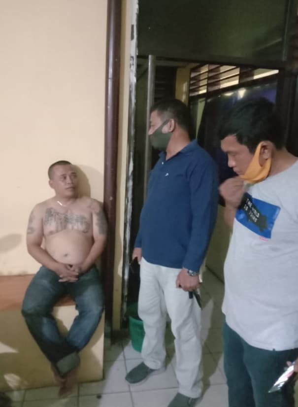 anggota_brimob_tanjung_morawa_dikeroyok_pria_bertato