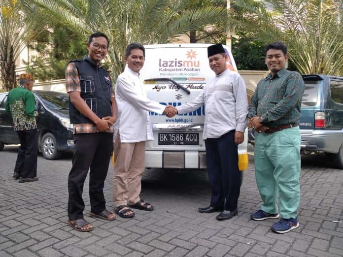 anggota_dpr_ri_nasril_bahar_bantu_ambulans_untuk_lazismu_asahan
