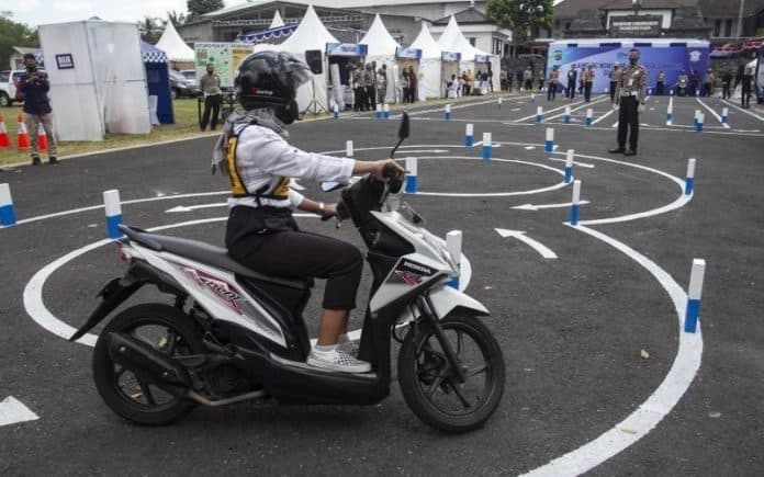 anggota_dpr_sebut_tidak_relevan_penerbitan_sim_diserahkan_ke_kemenhub