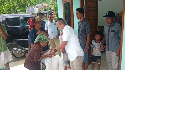 anggota_dprd_simalungun_bagikan_100_paket_sembako_untuk_warga