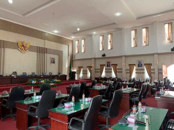anggota_dprd_simalungun_dan_eksekutif_belum_hadir_rapat_paripurna_molor