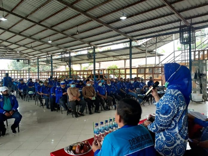 anggota_dprd_sumut_f_pd_sosialiasikan_perda_bencana_alam_kepada_kader