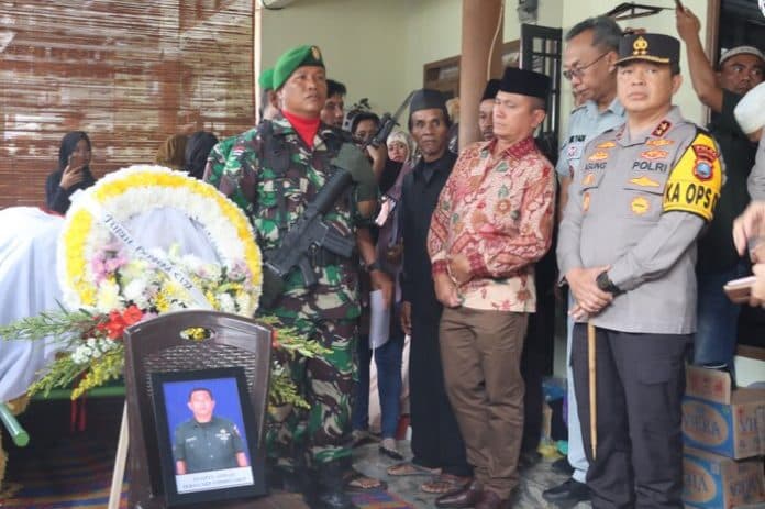 anggota_tni_tewas_kecelakaan_kapolda_melayat_ke_rumah_duka