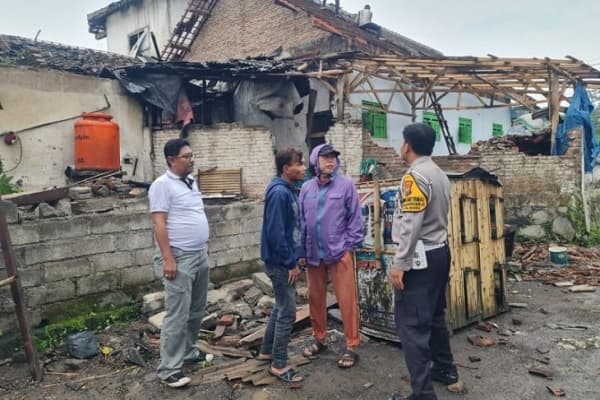 angin_kencang_di_banyuwangi_ratusan_rumah_porak_poranda