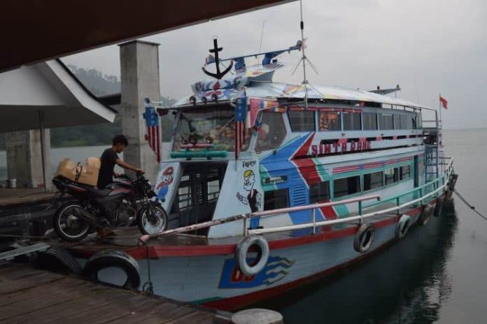 angin_kencang_di_danau_toba_operasional_kapal_motor_di_tigaras_dihentikan