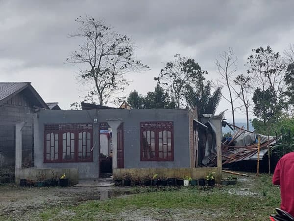 angin_kencang_disertai_hujan_es_terjang_parbuluan_sejumlah_rumah_dilaporkan_rusak_berat