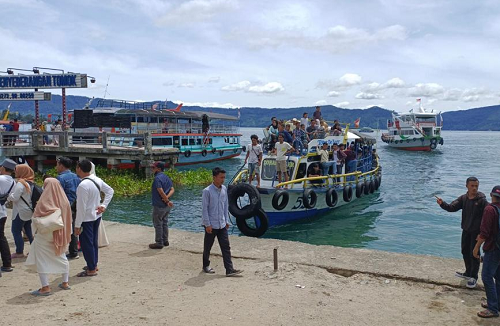 angin_kencang_ganggu_operasional_pelayaran_di_danau_toba