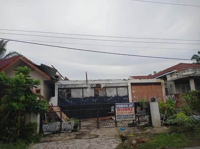 angin_kencang_hantam_3_kelurahan_di_siantar_belasan_rumah_rusak