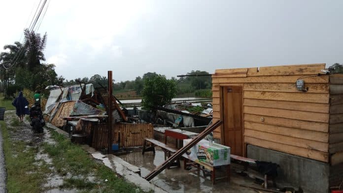 angin_kencang_landa_simalungun_puluhan_rumah_rusak