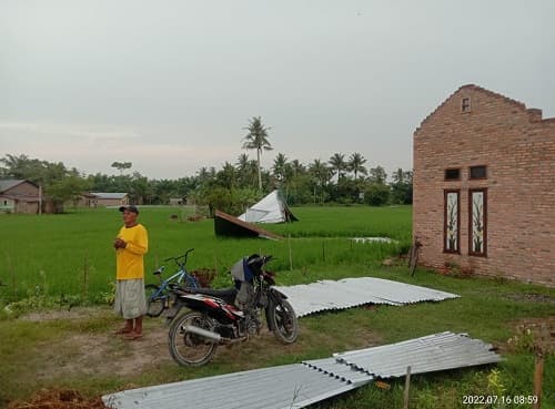 angin_puting_beliung_hantam_rumah_warga_di_desa_pematang_cermai